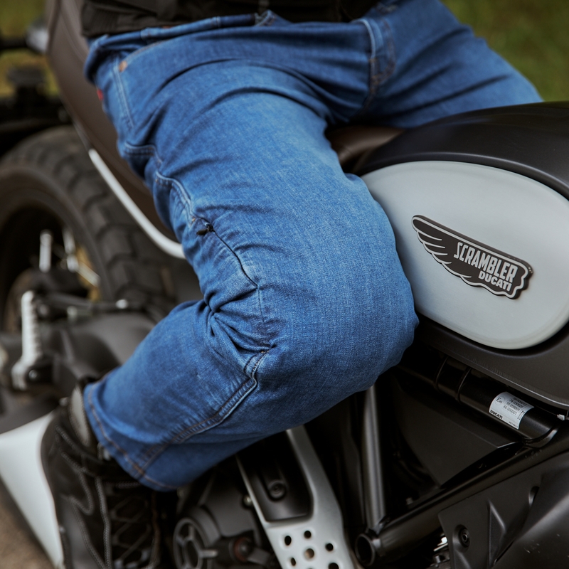Motoristične kavbojke Rebelhorn Classic III SF sprana modra razprodaja