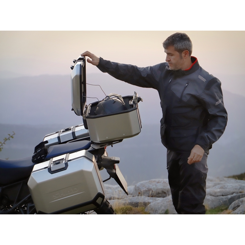 Complete set of SHAD TERRA TR40 adventure saddlebags and SHAD TERRA aluminium 48L topcase, including mounting kit SHAD Voge 500DS / 500DSX