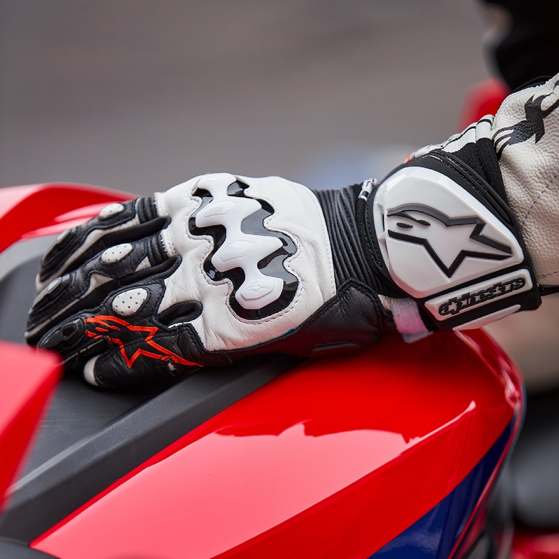 Alpinestars GP PRO R 4 motoristične rokavice črno-bele