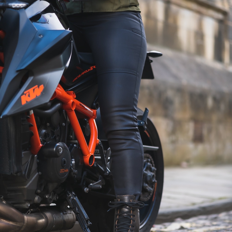 Oxford Original Approved Waxed Jeggins AA ženske skrajšane motoristične kavbojke, črne