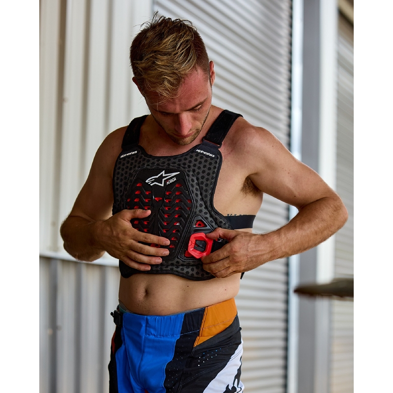 Alpinestars A-5 Plasma prsni ščitnik črno-rdeče-bele barve