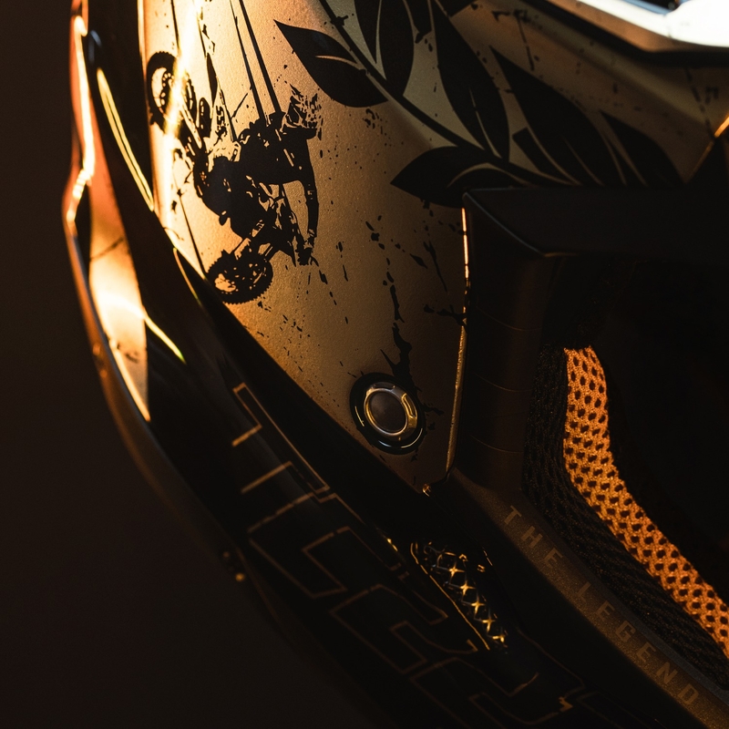 Motokros čelada Airoh Aviator 3.0 "TC 222 THE LEGEND" črno-zlata