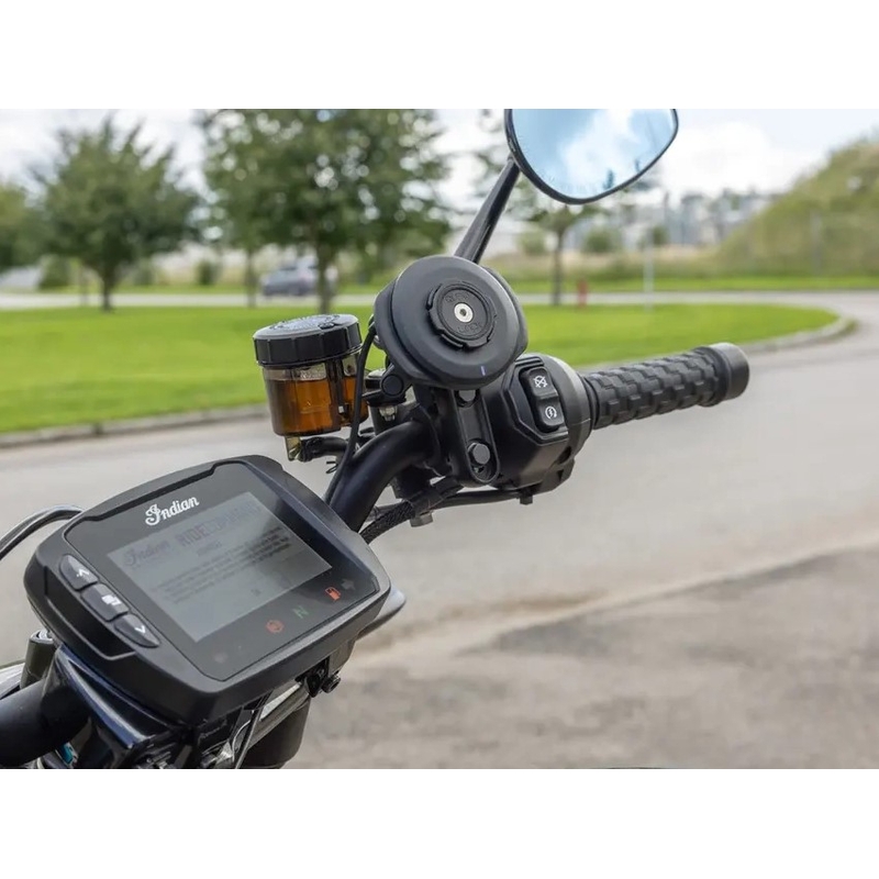 Podstavek za pritrditev sklopke Quad Lock® za motorna kolesa, nameščen v nosilcu glavnega zavornega valja/cilindra sklopke