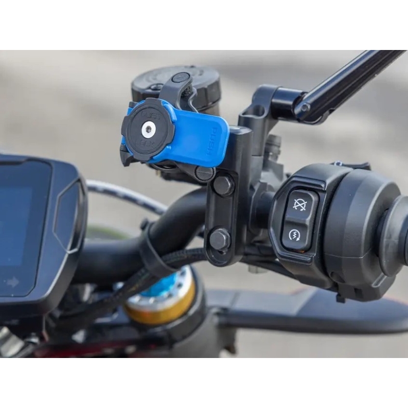 Podstavek za pritrditev sklopke Quad Lock® za motorna kolesa, nameščen v nosilcu glavnega zavornega valja/cilindra sklopke