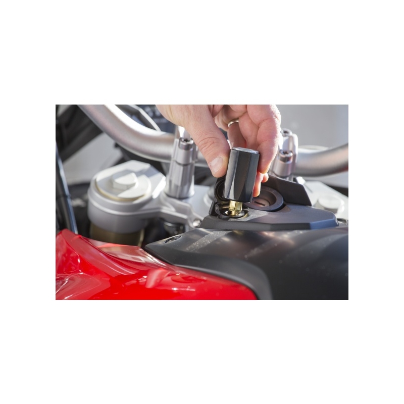 DIN adapter iz majhne moto vtičnice v avtomobilsko vtičnico