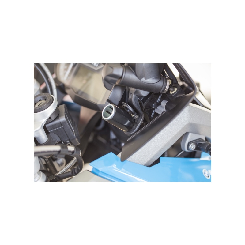 DIN adapter iz majhne moto vtičnice v avtomobilsko vtičnico