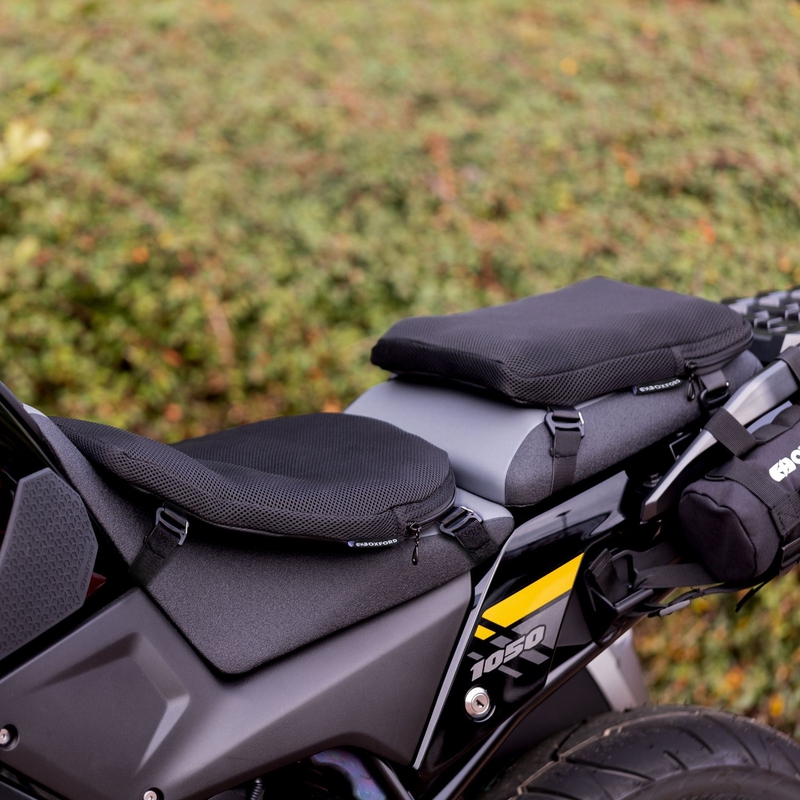 Oxford Air Seat Pillion in Enduro črna napihljiva podloga nad sovoznikovim sedežem