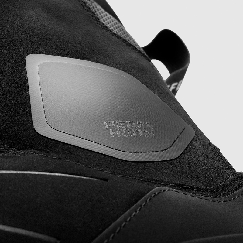 Črni motoristični škornji Rebelhorn Defender X