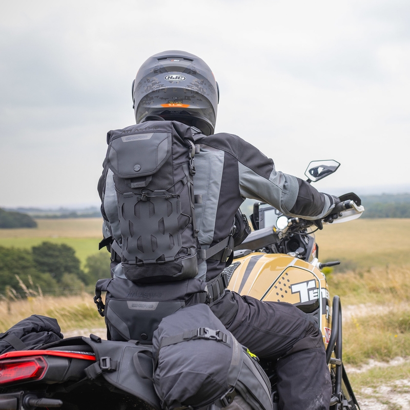 Oxford Atlas B-10 motoristični nahrbtnik črne barve 10 l