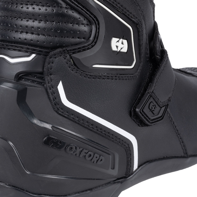 Kratki motoristični škornji Oxford Omega Air črne barve