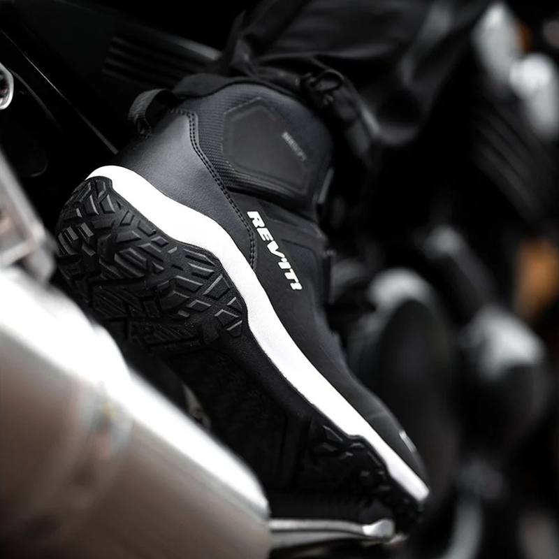 Moto čevlji Revit Breccia GTX črne barve
