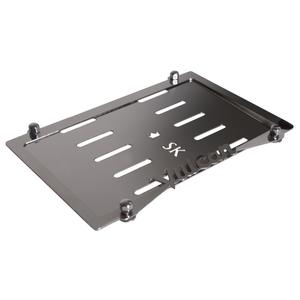 Podloga iz nerjavečega jekla pod registrsko tablico SK Vulcan