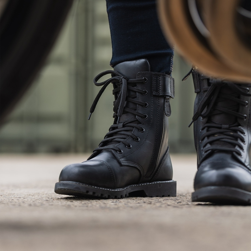 Ženski motoristični škornji Oxford Radley črne barve