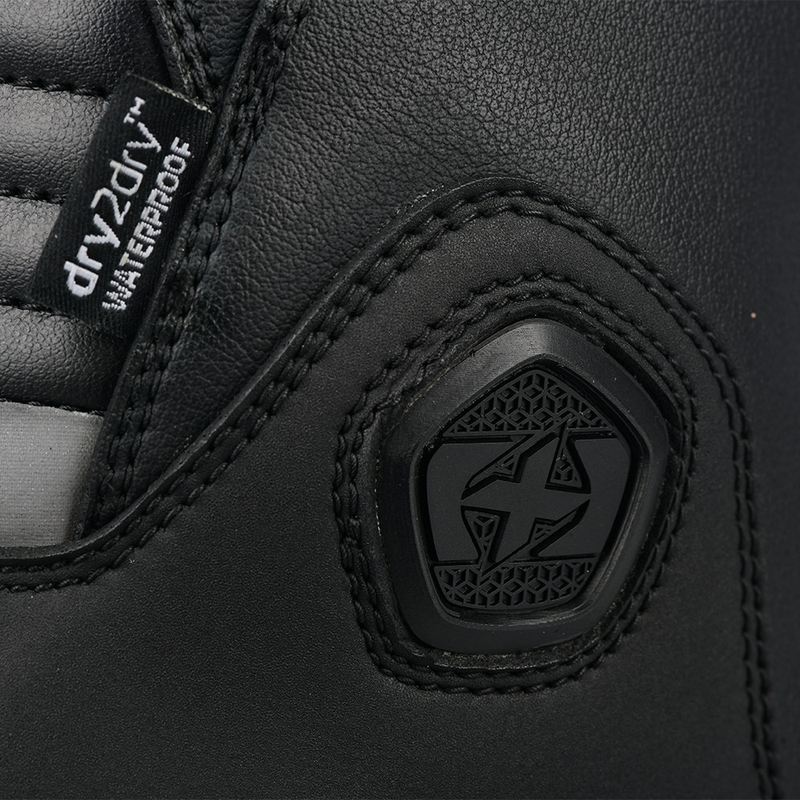 Moto škornji Oxford Tracker 2.0 Dry2Dry™ črne barve