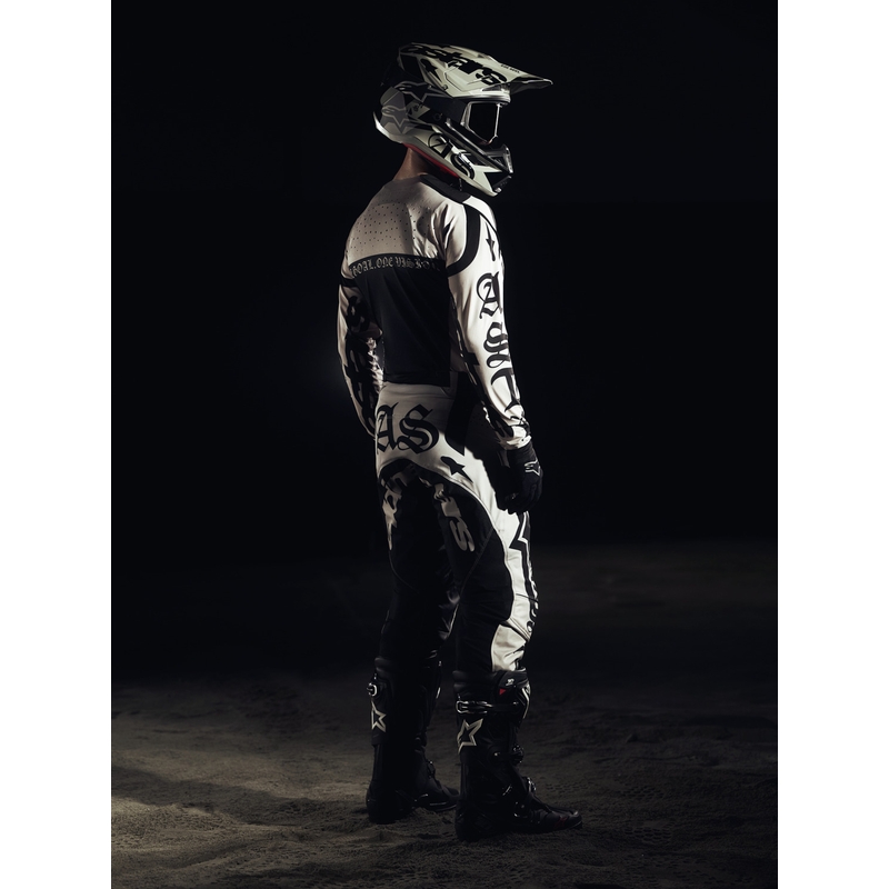 Motokros čelada Alpinestars Supertech S-M7 omejena izdaja Wolf Dust peščeno črna