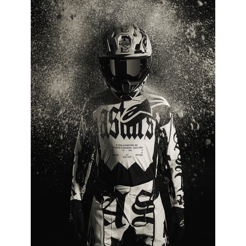 Motokros čelada Alpinestars Supertech S-M7 omejena izdaja Wolf Dust peščeno črna