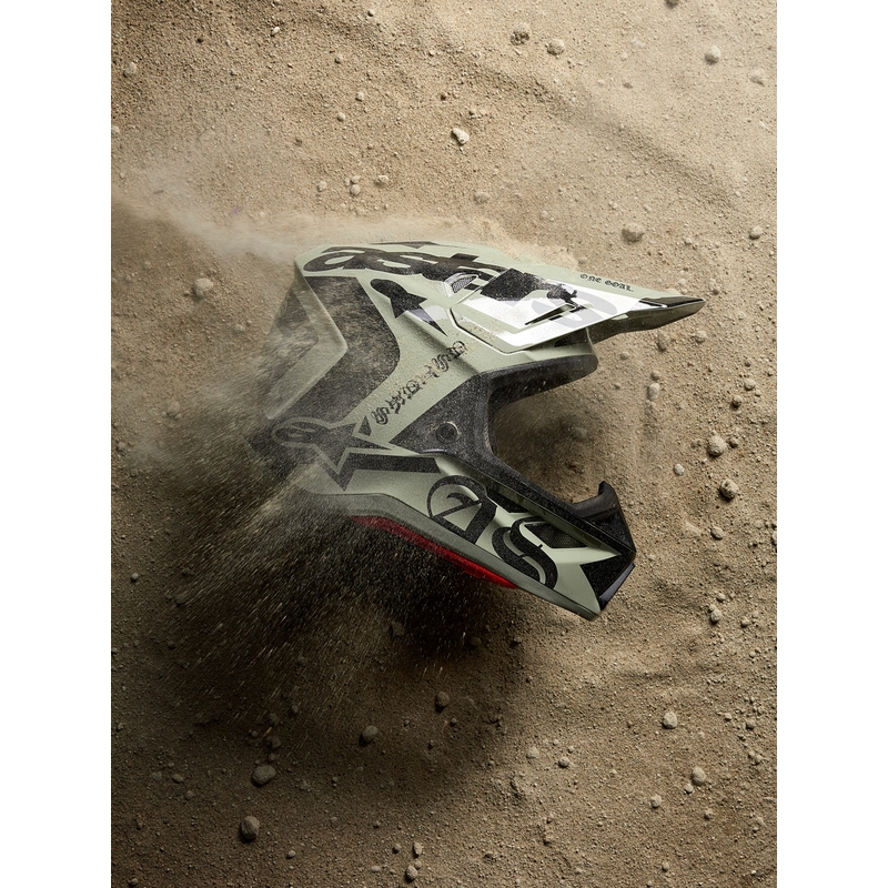 Motokros čelada Alpinestars Supertech S-M7 omejena izdaja Wolf Dust peščeno črna
