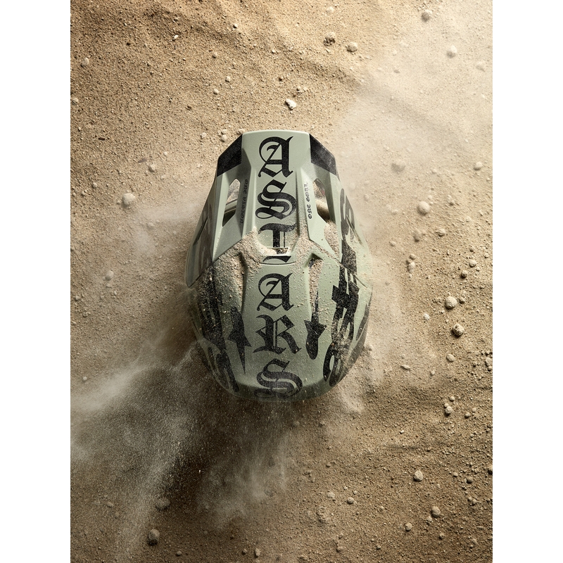 Motokros čelada Alpinestars Supertech S-M7 omejena izdaja Wolf Dust peščeno črna