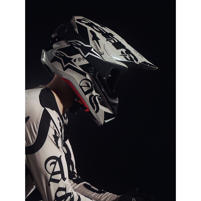 Motokros čelada Alpinestars Supertech S-M7 omejena izdaja Wolf Dust peščeno črna