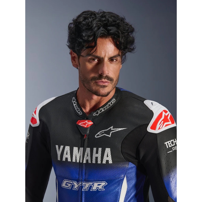 Enodelni usnjen motoristični kombinezon Alpinestars GP-R7 YAMAHA GYTR TECH-AIR, združljiv z kolekcijo modro-črno-belo-rdeče barve