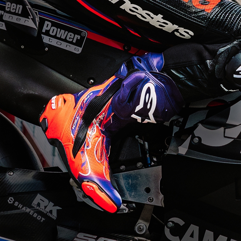 Moto škornji Alpinestars Supertech R Vented Flyte omejena izdaja Jorge Martin vijolično-rdeče-črni