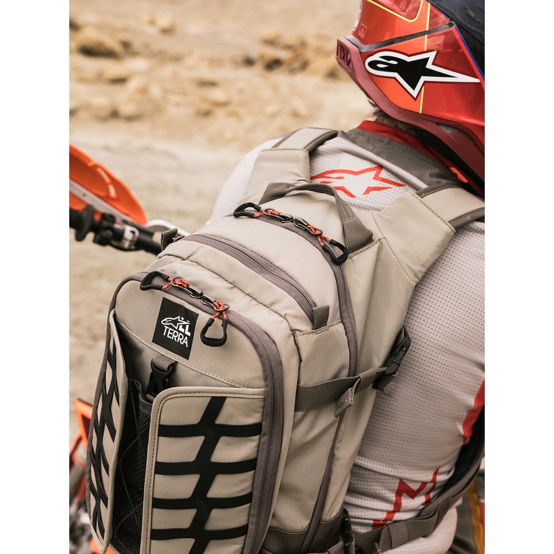 Alpinestars AT-15 motoristični nahrbtnik peščeno-oranžne barve 15 l