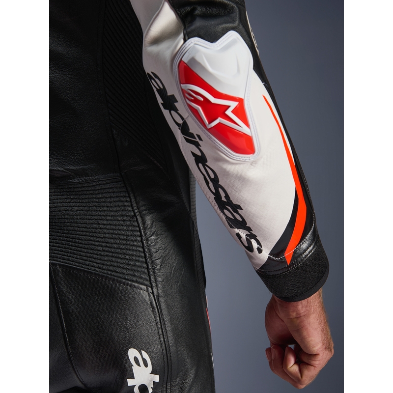 Alpinestars GP TECH V5 enodelni usnjen motoristični kombinezon črno-belo-fluo rdeč