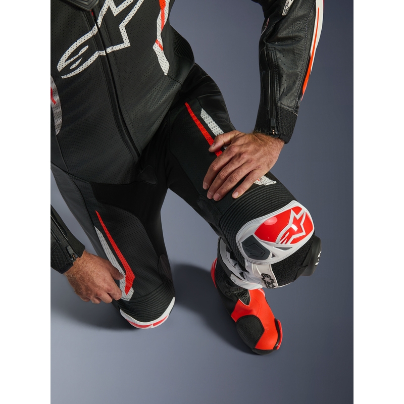 Alpinestars GP TECH V5 enodelni usnjen motoristični kombinezon črno-belo-fluo rdeč