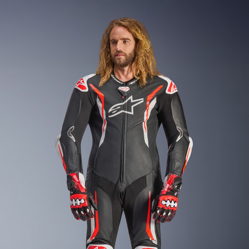 Alpinestars GP TECH V5 enodelni usnjen motoristični kombinezon črno-belo-fluo rdeč