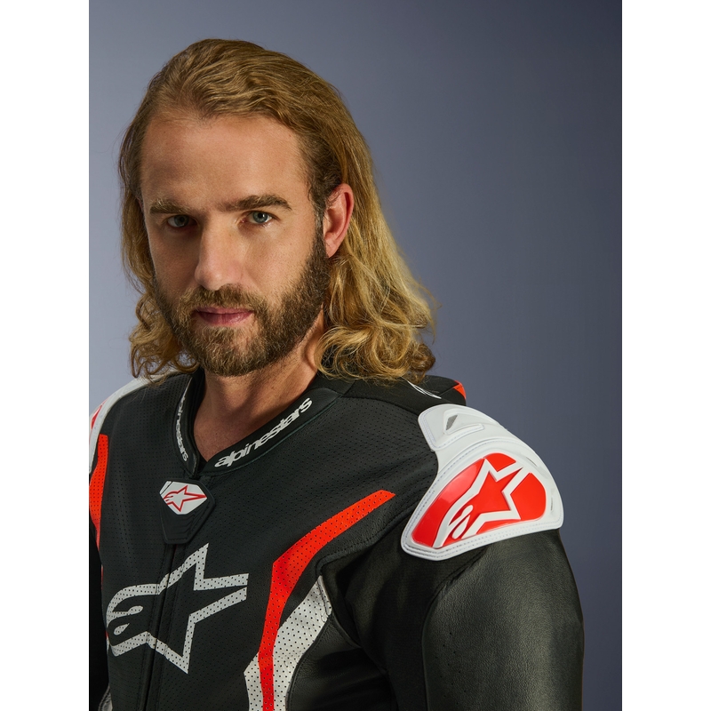 Alpinestars GP TECH V5 enodelni usnjen motoristični kombinezon črno-belo-fluo rdeč