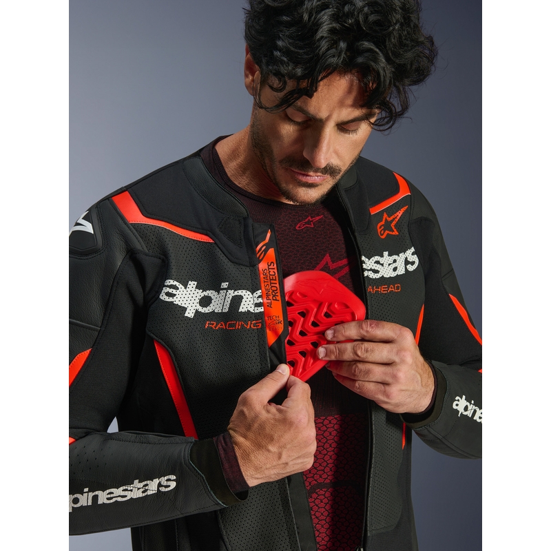 Alpinestars GP Force V2 Airflow usnjena motoristična jakna črno-fluo rdeče-bela