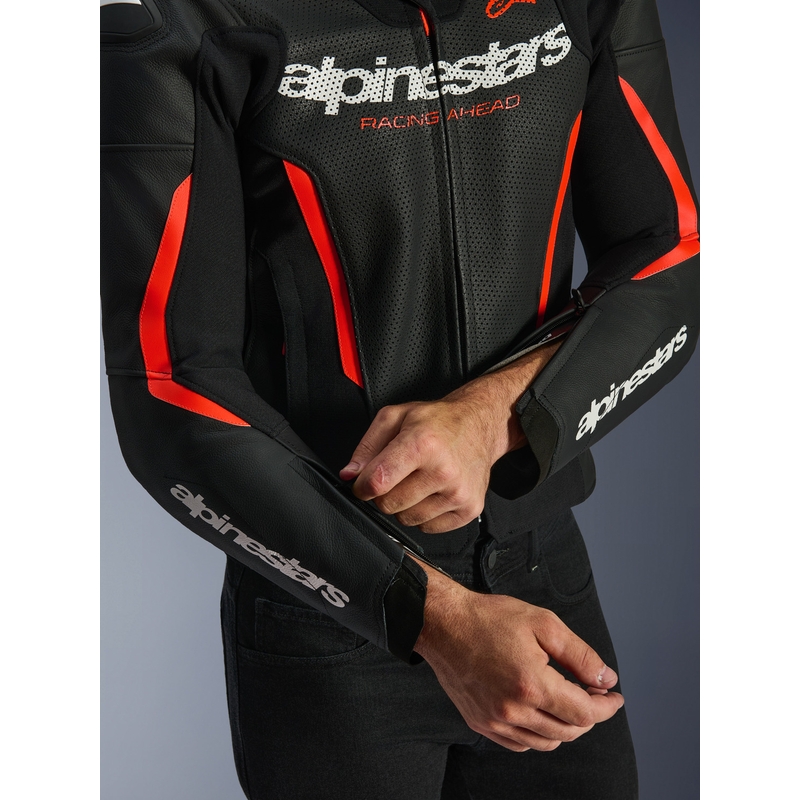 Alpinestars GP Force V2 Airflow usnjena motoristična jakna črno-fluo rdeče-bela
