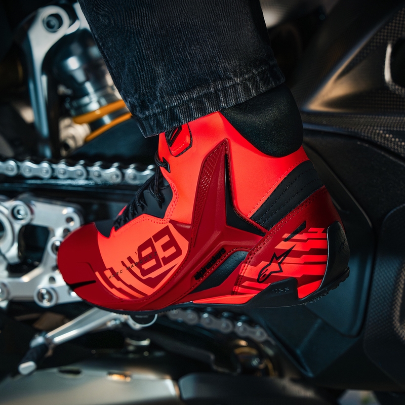 Moto škornji Alpinestars Faster-4 MM93, kolekcija fluo, rdeče-rdeče-črni